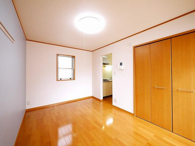 ルーチェ本町の居間・リビング|きれいな洋室です