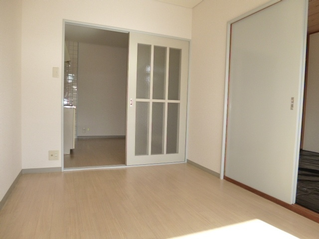 総社市門田のアパートの洋室