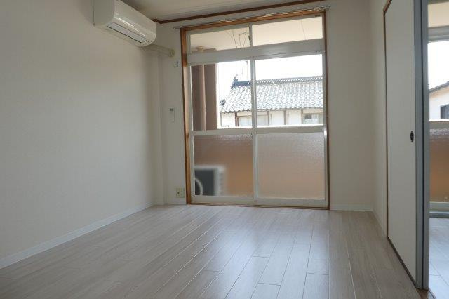 総社市門田のアパートの洋室