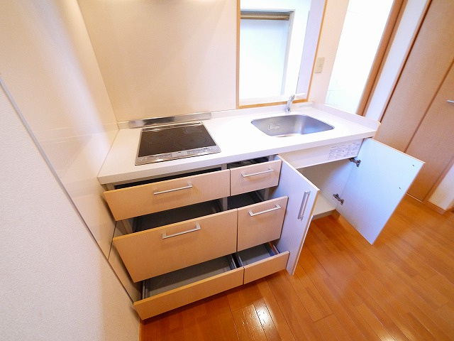 サンフェアリーⅤのキッチン|2口コンロ付きのシステムキッチンです。