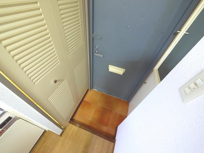 ウインライフ若草山の玄関|収納もある玄関です