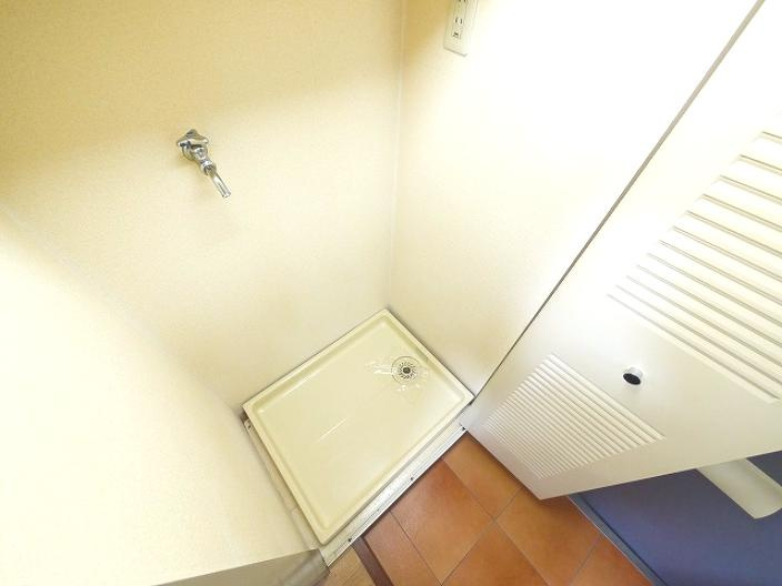 ウインライフ若草山の設備|室内洗濯機置場です