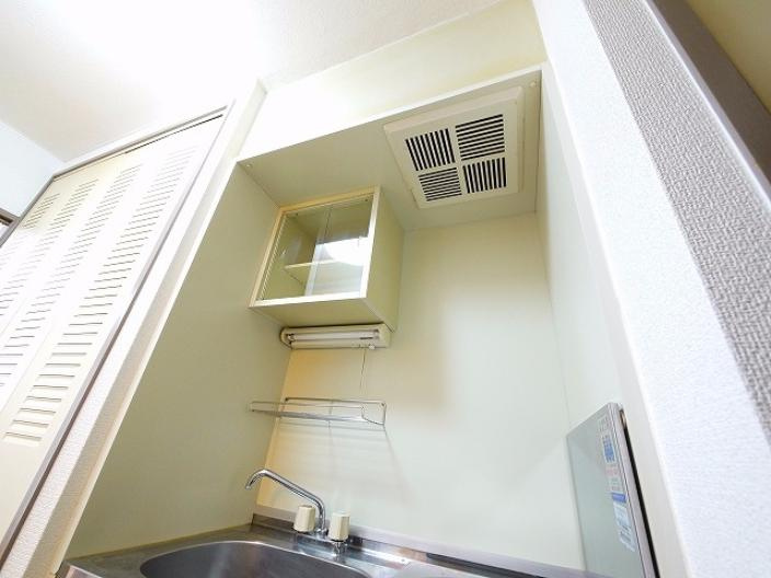 ウインライフ若草山のキッチン|収納豊富なキッチンです。