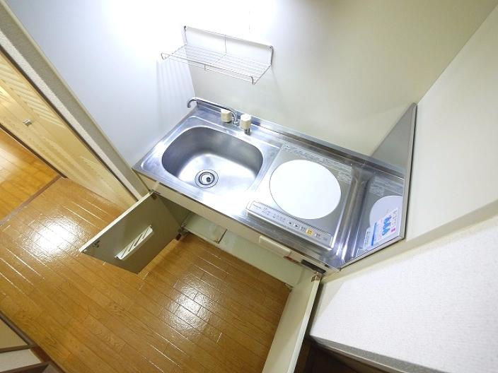 ウインライフ若草山のキッチン|収納豊富なキッチンです