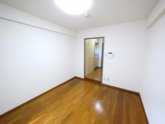 ウインライフ若草山の寝室|広くて明るい寝室です