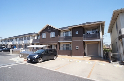 【駐車場】 | 【シャーメゾン】ラスリーズB棟 | 建物前が駐車場なので陽当たり良好です