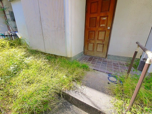 松葉六条西戸建のエントランス