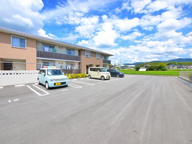 シャーメゾン石上の駐車場|駐車場があるので、車を買う予定の方も安心です