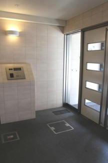 【エントランス】 | オートロック付で安心です　マンション385