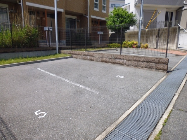 ルマージュ神戸5番館の駐車場