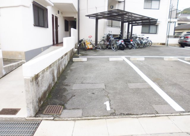 秋定マンションの駐車場