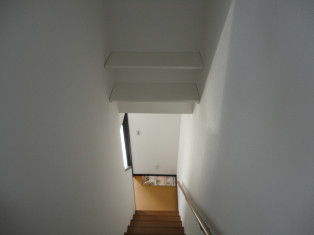 G-BASEの内装|階段部に棚