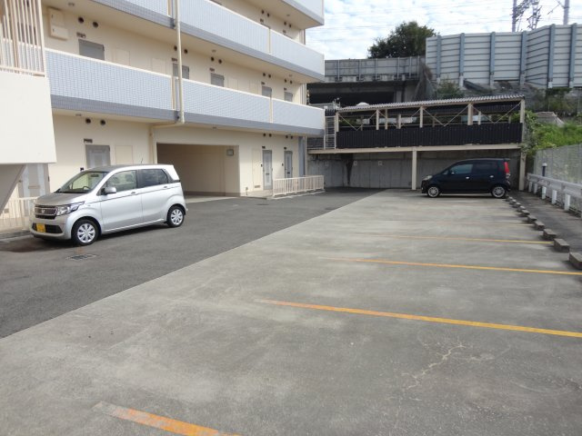 マンション望　伊川谷の駐車場