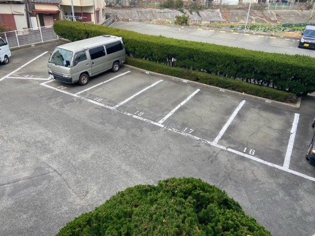 エスポワール貴崎の駐車場