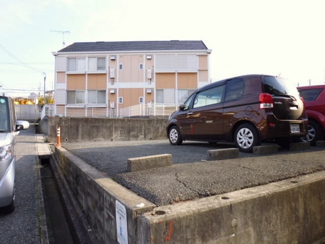 ドメスチックコーポの駐車場