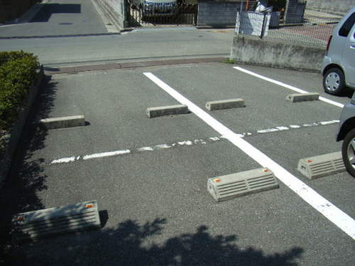 セゾン朝霧の駐車場