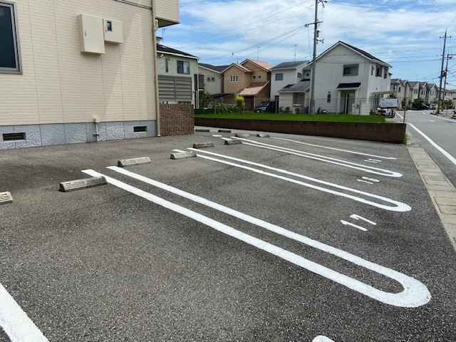 シャーメゾン中之番A棟の駐車場