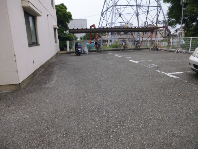 ハイツニシキの駐車場