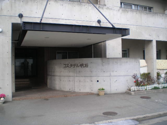 明石市硯町３丁目の賃貸マンションのエントランス