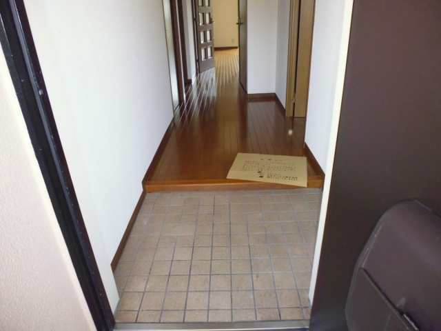 ジュネスコートAの玄関