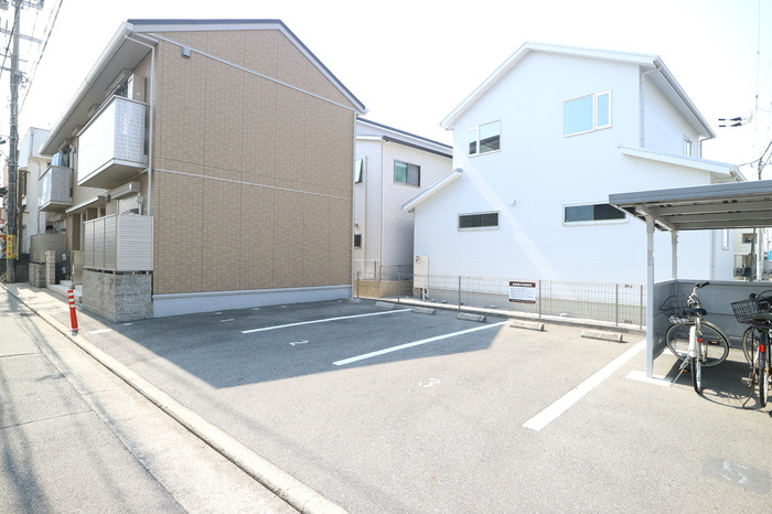 ソフィアルミエールの駐車場