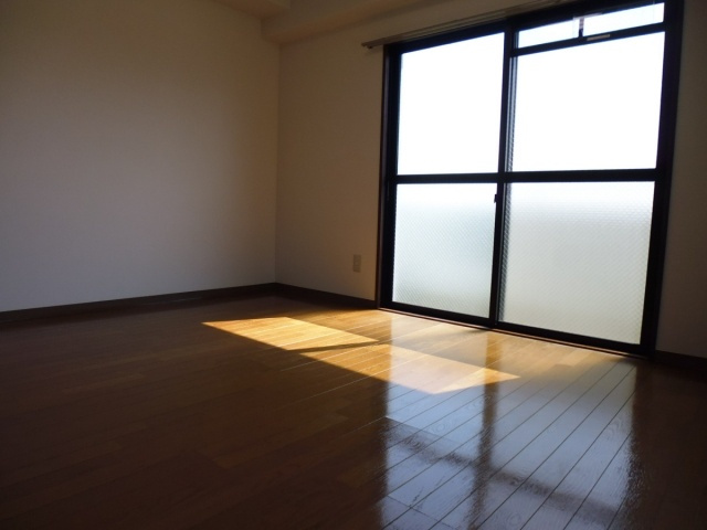 ヴィラパストラル2の居間・リビング|洋室