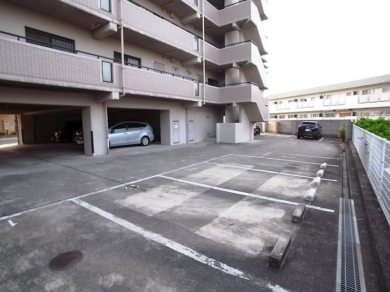 カームハイツ3番館の駐車場