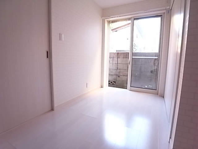 歌敷山ハイツの洋室