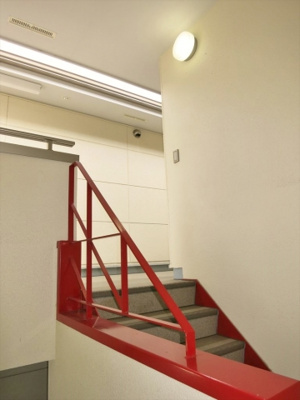 【その他共用部分】 | ガーデニアテラス上野毛 | 赤い階段がキュートです。