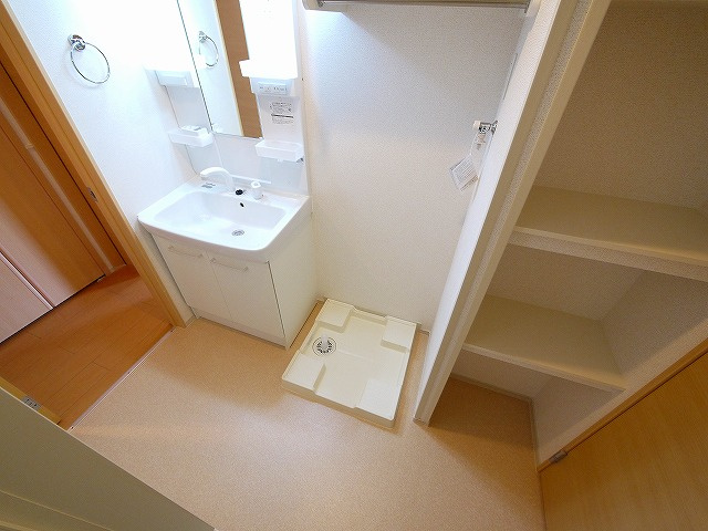 ラ・レコルトBの洗面所|ゆったりとスペースのある洗面所