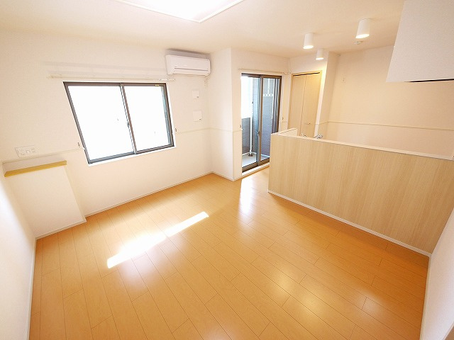 ラ・レコルトBの居間・リビング|ゆったり過ごせるリビングです