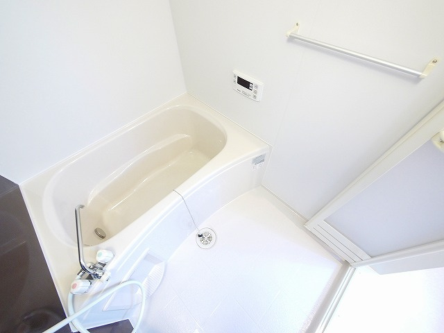 ラ・レコルトBの浴室|落ち着いた空間のお風呂です