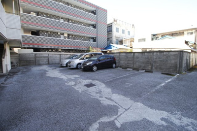 【駐車場】 | タウンコート花澤 | 車庫入れしやすい広々とした駐車場です