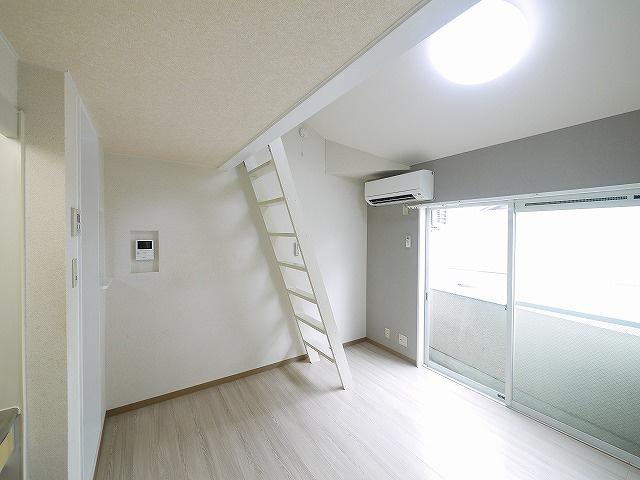 シティパレス西大寺P-7の居間・リビング|こちらの居間で趣味の時間をお楽しみください