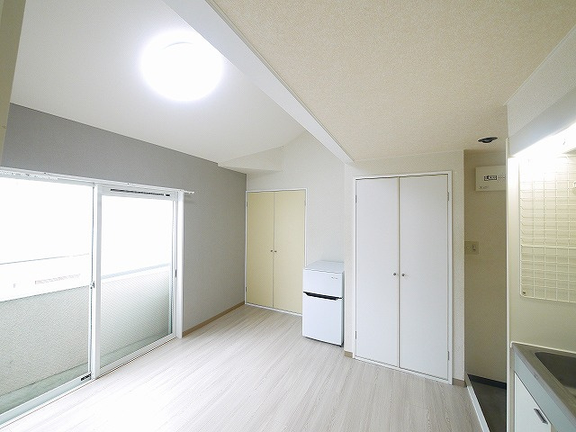 シティパレス西大寺P-7の洋室|広々とした洋室です