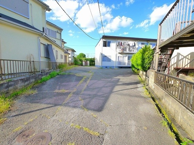 若草ハイツの駐車場
