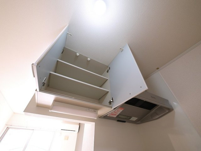 クレストハウスのキッチン|キッチン上部の棚です