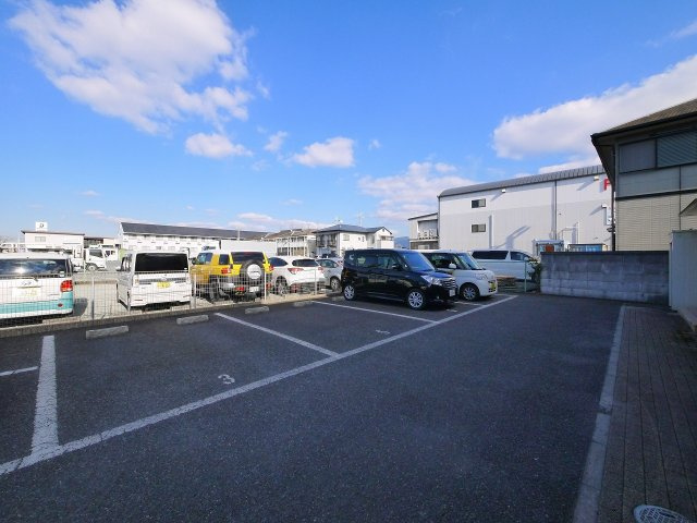 クレストハウスの駐車場|車をお持ちの方に嬉しい駐車場付きの物件です