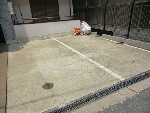 スリーハイツの駐車場