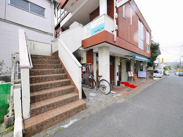 コスモビル（登美ヶ丘）のエントランス