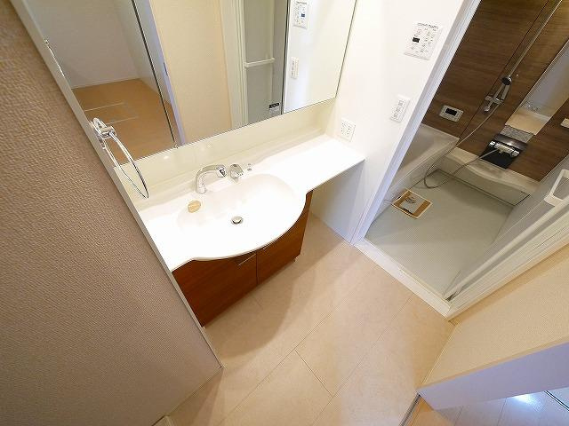 D-room若葉台の洗面所|明るい洗面所です