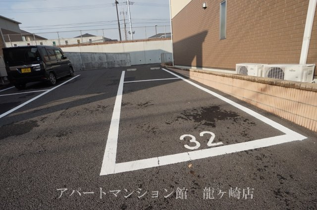 ルプラCの駐車場