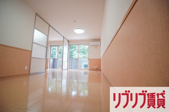 グリーンコート貝塚３号館の居間・リビング