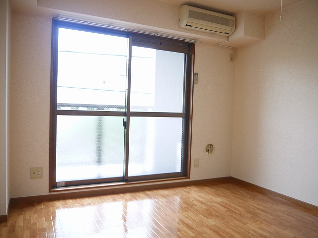 ブランドール佐保川の洋室