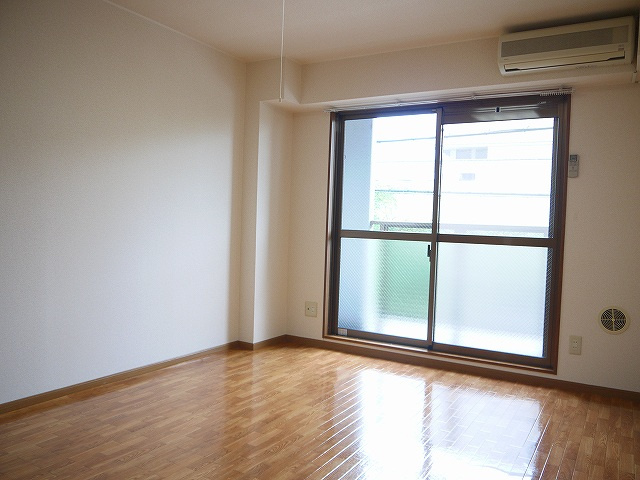 ブランドール佐保川の洋室