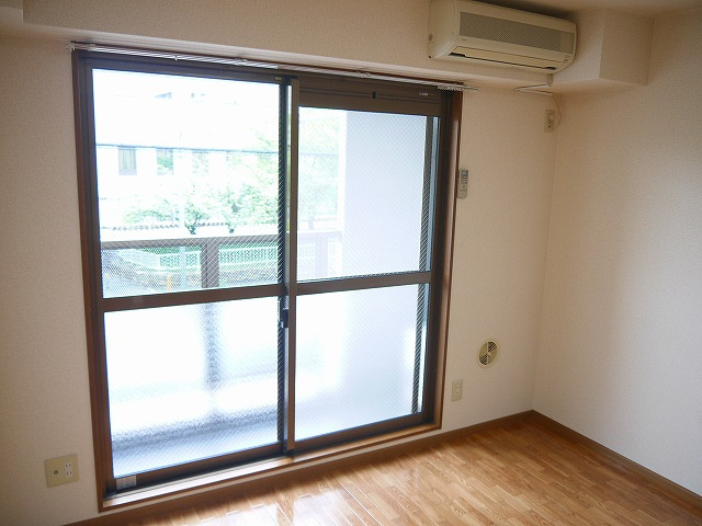 ブランドール佐保川の洋室