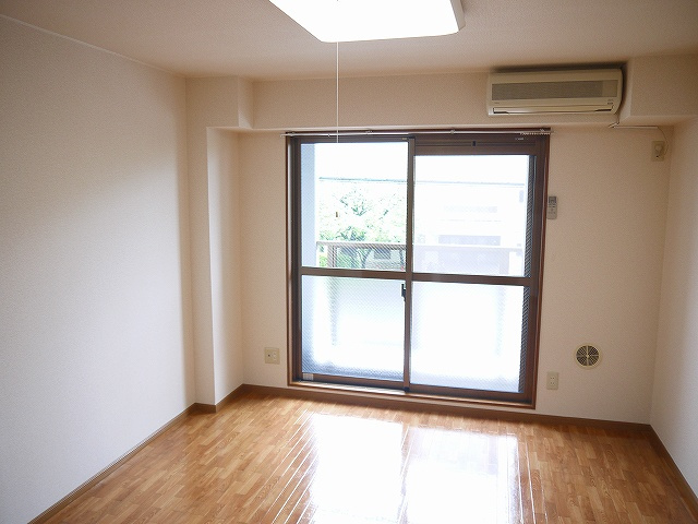 ブランドール佐保川の洋室