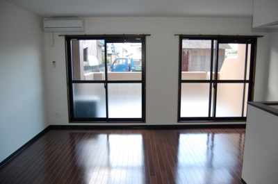 【居間・リビング】 | ブランニューコート | 同型写真