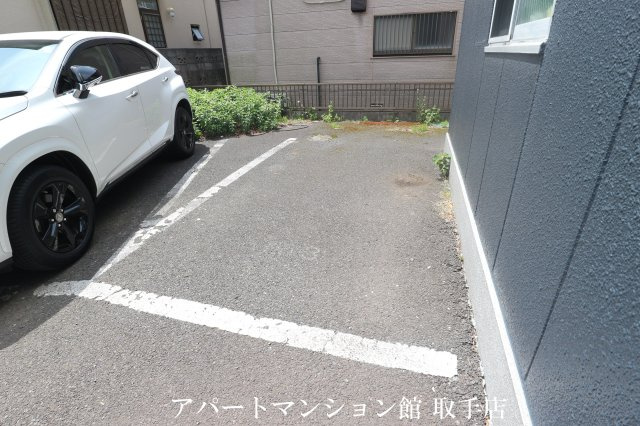 ルペール一番館の駐車場