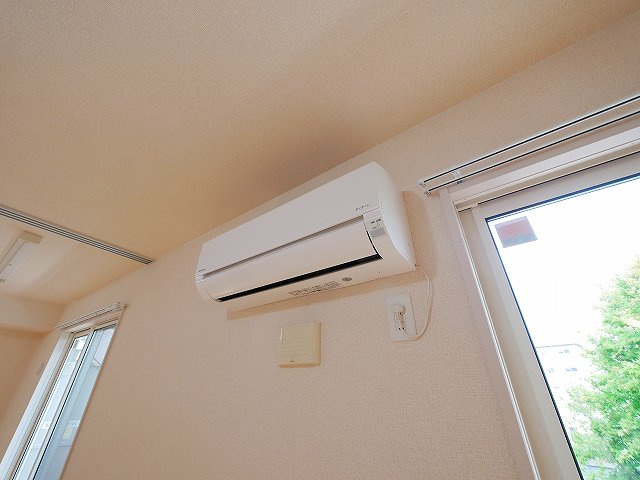 フローラル　メゾンの設備|リビングにはエアコンもあります。